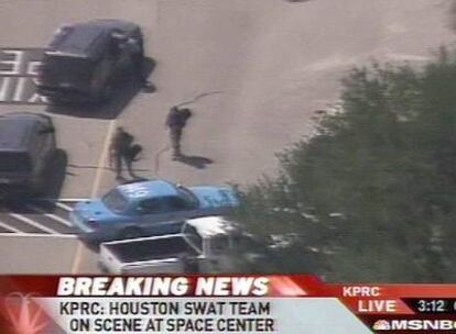 Imagen emitida por televisión del momento en el que varios agentes llegan al Centro Espacial Johnson en Houston.