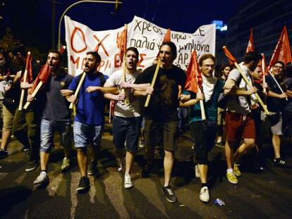 Jovens protestam contra a austeridade em Atenas. 