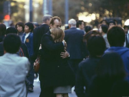 Bill Murray y Scarlett Johansson se abrazan en la película 'Lost in Translation'.