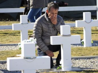 Las familias de los caídos argentinos rinden homenaje a 90 cuerpos identificados tras años de tensión