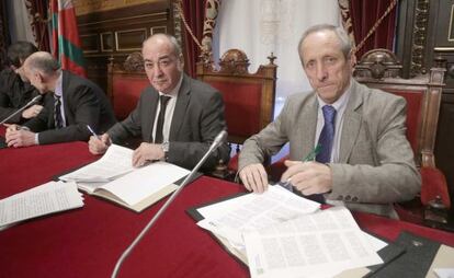 El diputado general de Gipuzkoa, Martin Garitano (izquierda), durante la firma del convenio.