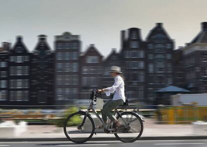 Una ciclista en Ámsterdam (Países Bajos).
