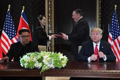 El presidente de EEUU, Donald Trump, y el líder norcoreano, Kim Jong-un, tras la firma de un documento conjunto tras su histórica cumbre en Singapur.