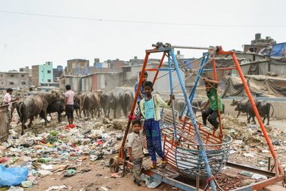 Bainganwadi es una de los 'slums' más densamente poblados de Bombay. El vertedero adyacente es el más grande de la ciudad y los migrantes que viven allí se hacinan en chamizos por 6,5 € al mes.