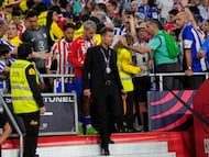 Simeone baja las escaleras del Estadio de La Cartuja depués de recoger la medalla de plata tras caer en la final de la Copa del Rey ante la Real Sociedad.