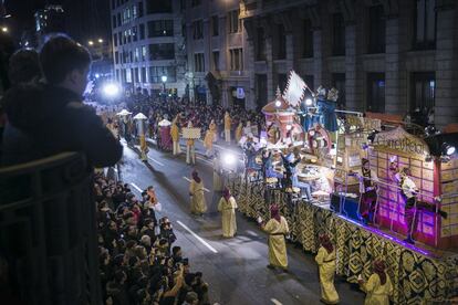 La carrossa dels correus reials, una de les que estrenaven els Reis d'Orient a Barcelona.