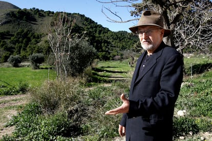 Domingo Jiménez Beltrán, en la finca Chuecos de la sierra de La Almenara, en Águilas (Murcia).