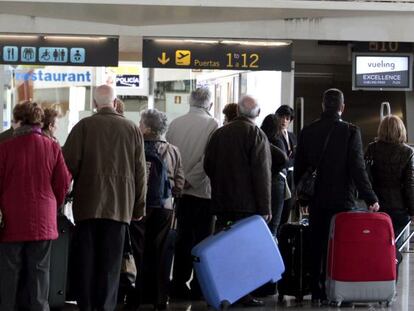 Un grupo de pasajeros en el aeropuerto de Loiu en la primera jornada de la segunda semana de huelgas en Iberia.