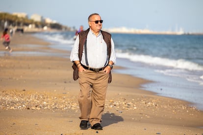 Jaume Aixala, paciente de psoriasis, en la playa de Calafell (Barcelona), este abril.