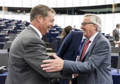 Saludo entre Jean Claude Juncker y Nigel Farage en el Parlamento Europeo.