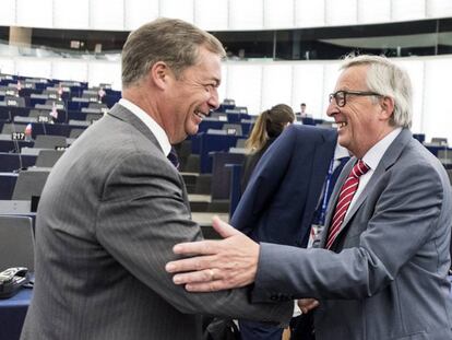 Saludo entre Jean Claude Juncker y Nigel Farage en el Parlamento Europeo.
