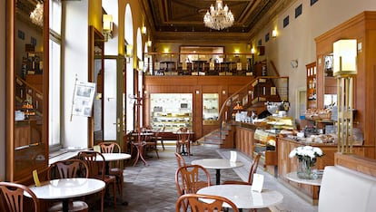 Café Savoy – Praga

Esta cafetería de estilo neorrenacentista es un monumento protegido cuya historia se remonta al siglo XIX. El más simbólico de los cafés con reminiscencias de la República Checoeslovaca es famoso por sus copiosos desayunos.