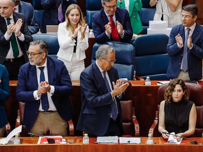 La presidenta de la Comunidad de Madrid, Isabel Díaz Ayuso, es aplaudida por sus compañeros del PP en una sesión plenaria en la Asamblea de Madrid.