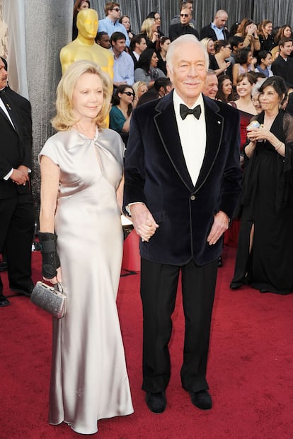 El actor Christopher Plummer, con su mujer Elaine Taylor, emula a Hugh Hefner con la chaqueta de terciopelo.