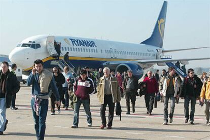 Un avión de Ryanair en el aeropuerto de Girona.