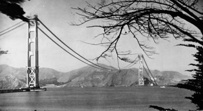 Las dos torres, unidas con cables, en una fotografía tomada en 1936. Hasta 1964 fue el puente colgante más largo del mundo. En la actualidad ocupa el noveno lugar.