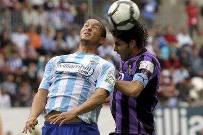 Baha y Baraja pugnan por un balón aéreo.