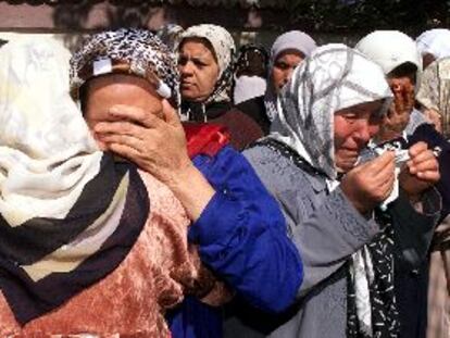Familares de 11 personas masacradas por fundamentalistas lloran durante el funeral, ayer en Tipaza.
