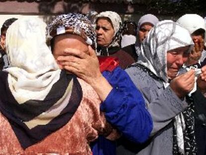 Familares de 11 personas masacradas por fundamentalistas lloran durante el funeral, ayer en Tipaza.