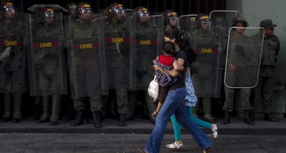 Miembros de la Guardia Nacional venezolana custodian la sede del Ministerio de Transporte en Caracas.