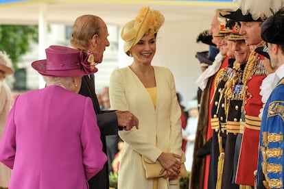 La reina Letizia ríe de un comentario del duque de Edimburgo, en presencia de la reina Isabel II y la guardia honor, en su viaje oficial a Londres, el 12 de julio de 2017.