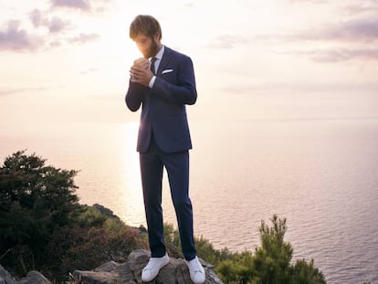 Aquí, Chris Sharma luce uno de sus trajes ya al atardecer y con zapatillas, después de una jornada de escalada. El traje está disponible en cuatro colores: gris antracita, negro y dos tonalidades de azul.