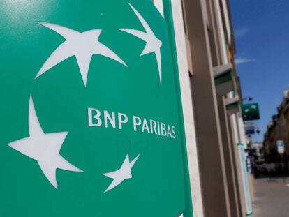 Logotipo de BNP Paribas en una oficina en París. 