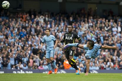 Agüero remata de forma acrobática durante el partido.