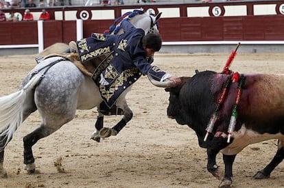 El rejoneador João Moura hijo, en Las Ventas, durante la faena con su primer toro.