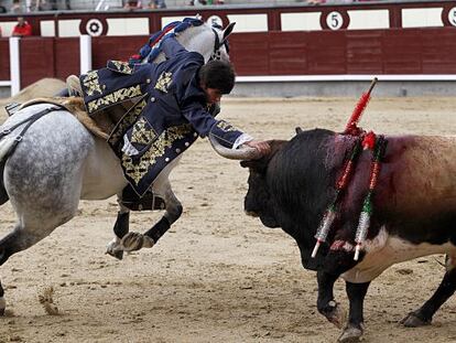 El rejoneador João Moura hijo, en Las Ventas, durante la faena con su primer toro.