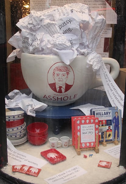 Colección de tazas de las elecciones presidenciales estadounidenses en la tienda Fish Eddy House en Nueva York (Estados Unidos).

