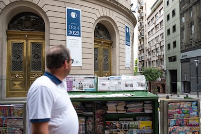 Frente al ingreso de la Bolsa de Comercio en la calle 25 de Mayo, Buenos Aires, Argentina