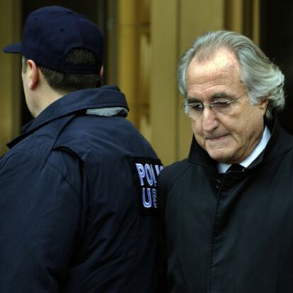 Bernard Madoff abandona el Tribunal Federal de EE UU tras una vista celebrada el pasado enero.