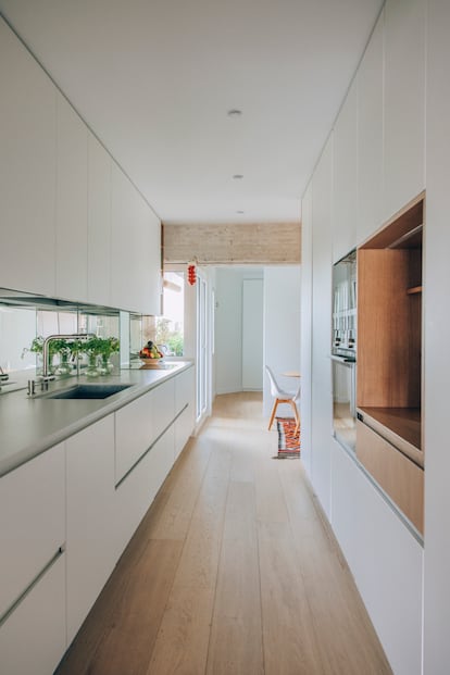 La cocina se mantuvo en el mismo sitio que estaba. Separada del salón, ambos espacios están conectados visualmente por una cristalera.