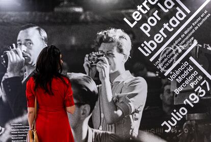 Exposición sobre Walter Reuter, con una imagen ampliada de la fotografía en la que aparece Gerda Taro en el congreso trabajando, y a su lado, el fotógrafo valenciano Luis Vidal. 