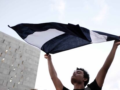 Un manifestante nicaragüense celebra el jueves en San José (Costa Rica) la liberación de presos políticos.