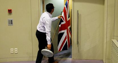 Un funcionario lleva una bandera británica en la sede de la Comisión Europea en Bruselas.