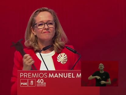 La vicepresidenta primera, Nadia Calviño, recoge el premio Manuel Marín en el 40º Congreso del PSOE.