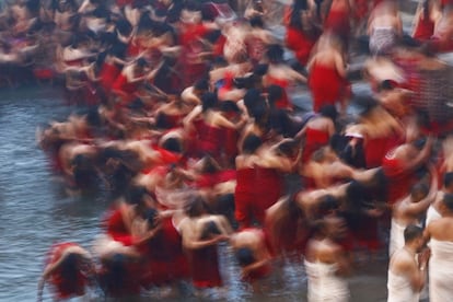 Hindúes nepalíes se bañan en el río sagrado Bagmati durante el festival Madhav Narayan en Katmandú, Nepal, el 30 de enero 2014. Durante este los devotos recitan las Escrituras Sagradas dedicada a la diosa hindú Swasthani y dios hindú Shiva. Las mujeres solteras rezan para conseguir un buen marido, mientras que las casadas ​​oran por la longevidad de sus esposos.