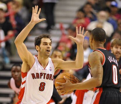 El jugador de Raptors José Calderón marca a Damian Lillard, de los PortlandTrail Blazers