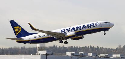 Avión de Ryanair durante el despegue