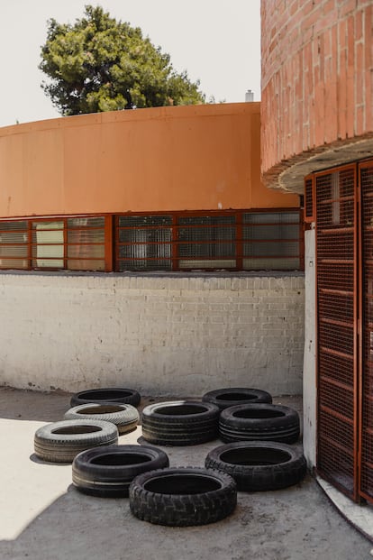 Algunas de las ventanas conservan su carpintería metálica original, aunque han incorporado rejas.