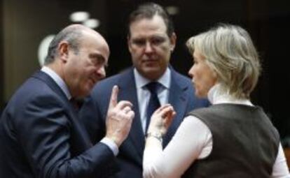Luis de Guindos conversa con la ministra de Economía de Portugal Maria Luis Albuquerque, y con el responsable sueco Anders Borg.