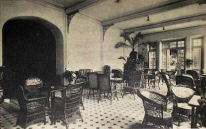 Vestíbulo de la planta baja del Gran Hotel de Caldas de Oviedo decorado con piezas de mimbre y ratán de Point 1920 (en primer plano a la derecha, el sillón Alga). Los sillones y mesas de la firma valenciana conquistaron los hoteles que se promocionaban como "Máximo estilo y confort": el Hotel Covadonga de Oviedo, el Gran Hotel de Logroño... |