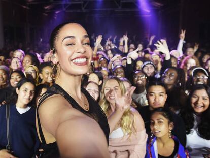 Jorja Smith tira uma selfie com fãs após evento realizado pela Nike. 