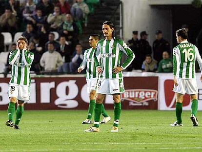 Los jugadores del Betis, desolados ya tras el primer gol del Steaua.