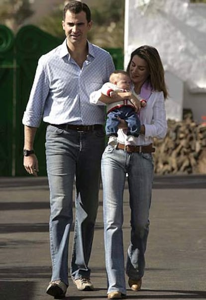 Sonrientes y vestidos con un 'look' desenfadado, Don Felipe y Doña Leticia han aparecido ante los medios de comunicación visiblemente alegres, en vaqueros y en mangas de camisa, y bajo el sol de invierno en las Canarias. Un tiempo muy distinto sin duda al que hacía en la Península en ese mismo momento.