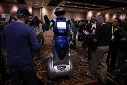 Un robot interactúa con los periodistas en el evento de presentación del CES 2017 en Las Vegas. La feria anual espera recibir a 165.000 asistentes que podrán visitar los 3.800 expositores hasta el 8 de enero.