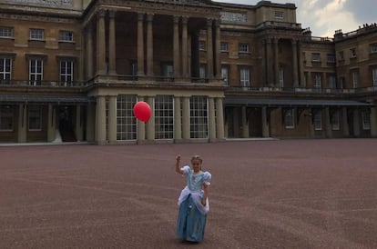 Harper Beckham, disfrazada como una princesa, en el palacio de Buckingham en una foto compartida por Victoria Beckham en su Instagram.