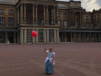 Harper Beckham, disfrazada como una princesa, en el palacio de Buckingham en una foto compartida por Victoria Beckham en su Instagram.